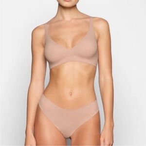 SKIMS NWOT Naked Plunge Bralette